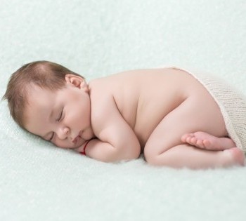 Безмятежный сон ребёнка.  Фотосессия новорожденных в Днепре. Фотограф Лариса Дубинская.