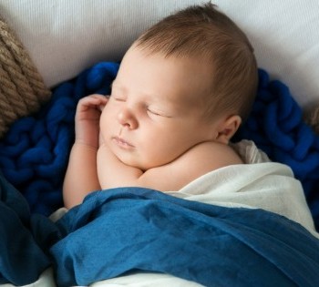 Сладкий сон новорожденного. Фотосессия новорожденных в Днепре. Фотограф Лариса Дубинская.