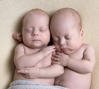 Милое фото новорожденных близнецов. Фотосессия новорожденных в Днепре.