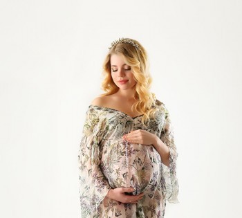 Красивая беременная девушка на студийной фотосессии. Фотосъемка беременности. Фотограф Лариса Дубинская. Днепр 