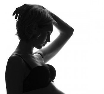 Нежная черно-белая фотография будущей мамы. Фотосъемка беременности. Фотограф Лариса Дубинская. Днепр 