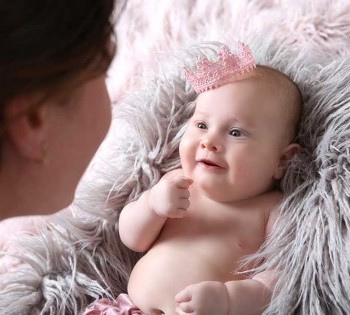 Маленькая принцесса улыбается маме. Детская фотосессия в Днепре.