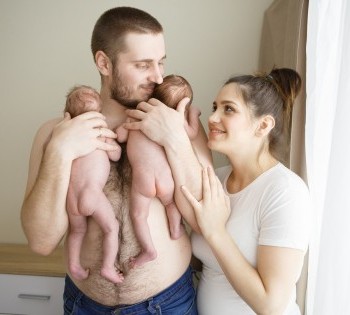 Фотосессия в домашнем интерьере. Мама, папа и младенцы близнецы.